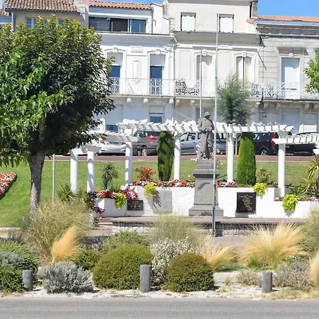1 Bedroom In Saint-georges-de-didon Nyaraló